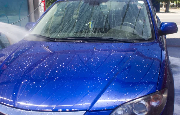 Lavagem de carro com água corrente e espuma. — Fotografia de Stock