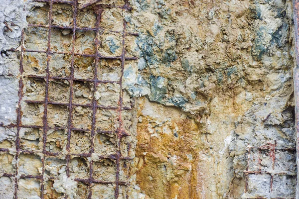 Gri beton yüzeyi görünür takviye ile kırık — Stok fotoğraf