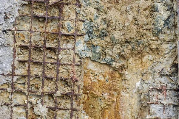 Superfície de concreto cinzento rachado com reforço visível — Fotografia de Stock