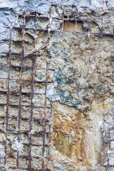 Gri beton yüzeyi görünür takviye ile kırık — Stok fotoğraf
