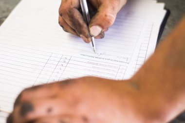 mekanik kirli elleri yaprak tanı ile doldurur