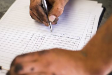 mekanik kirli elleri yaprak tanı ile doldurur