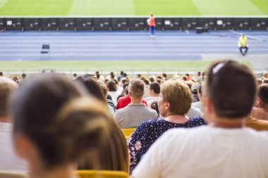 Stadyumda seyirci oturmak