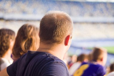 Stadyumda seyirci oturmak