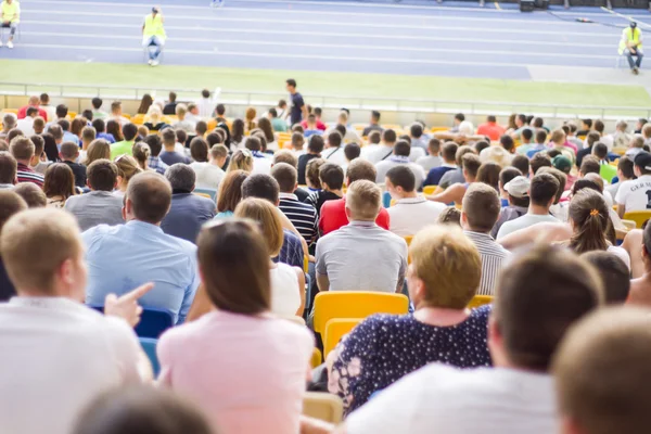 Stadyumda seyirci oturmak