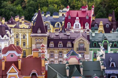 Kiev 'deki küçük renkli binalar yazın Ukrayna' da alındı