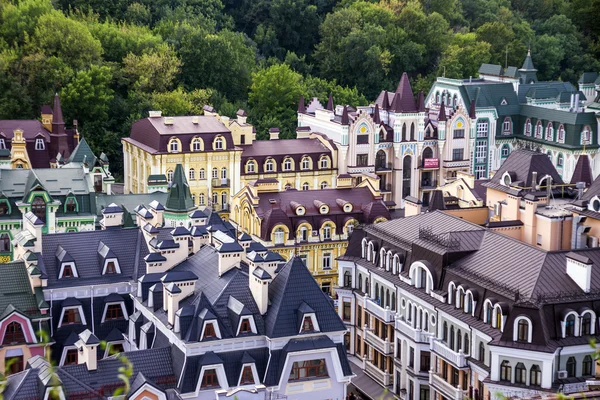 Kleine gekleurde gebouwen in Kiev genomen in Oekraïne in de zomer — Stockfoto