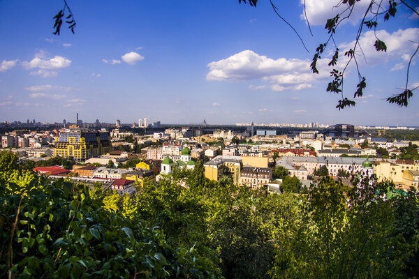 Маленькие цветные здания в Киеве, снятые в Украине летом
