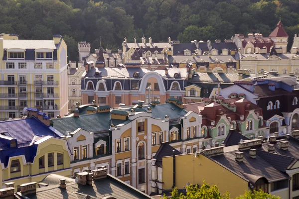 Kleine gekleurde gebouwen in Kiev genomen in Oekraïne in de zomer — Stockfoto