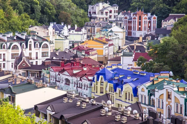 Kleine gekleurde gebouwen in Kiev genomen in Oekraïne in de zomer — Stockfoto