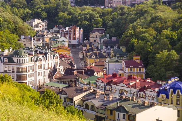 Kleine gekleurde gebouwen in Kiev genomen in Oekraïne in de zomer — Stockfoto