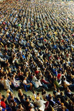 Bir futbol maçında tribünlerde kutluyor fan