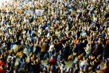 Bir futbol maçında tribünlerde kutluyor fan