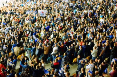 Bir futbol maçında tribünlerde kutluyor fan