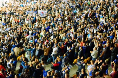 Bir futbol maçında tribünlerde kutluyor fan