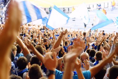 Bir futbol maçında tribünlerde kutluyor fan