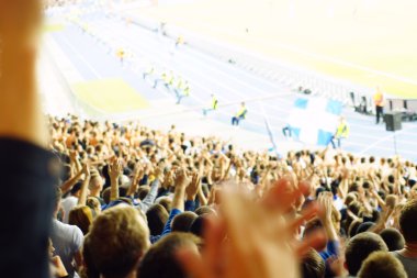 Bir futbol maçında tribünlerde kutluyor fan