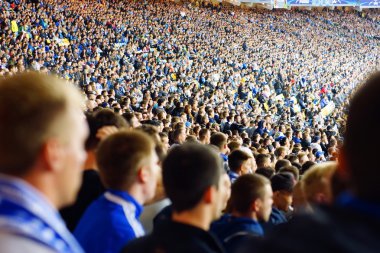 Bir futbol maçında tribünlerde kutluyor fan