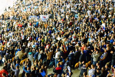 Bir futbol maçında tribünlerde kutluyor fan