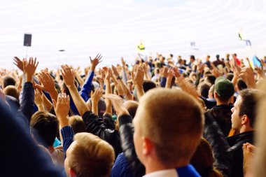 Bir futbol maçında tribünlerde kutluyor fan