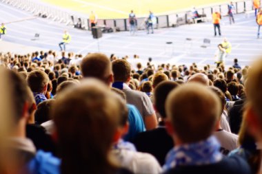 Bir futbol maçında tribünlerde kutluyor fan