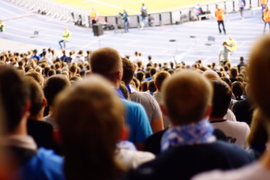 Bir futbol maçında tribünlerde kutluyor fan