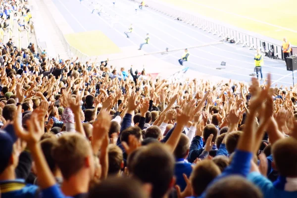 Ventilatore che festeggia in tribuna a una partita di calcio — Foto Stock