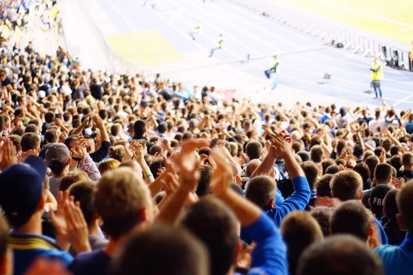 Ventilator vieren in de stands op een football-wedstrijd — Stockfoto