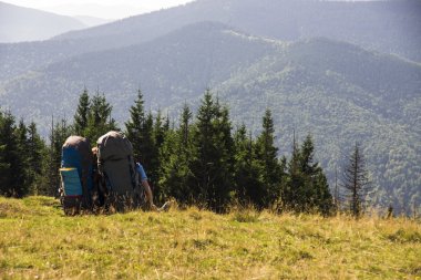 İki turist dağın zirvesinde sahne tadını çıkarın.