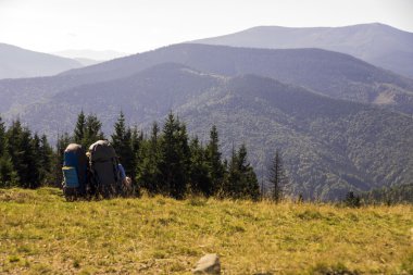 İki turist dağın zirvesinde sahne tadını çıkarın.