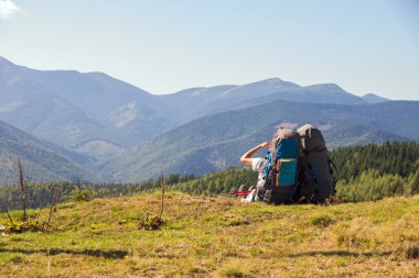 İki turist dağın zirvesinde sahne tadını çıkarın.