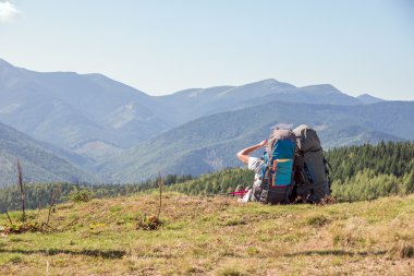 İki turist dağın zirvesinde sahne tadını çıkarın.