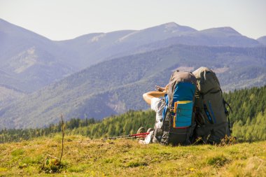 İki turist dağın zirvesinde sahne tadını çıkarın.