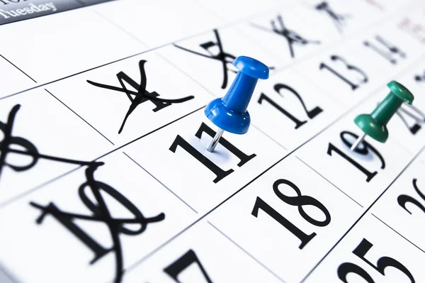 Página del calendario de primer plano con el dibujo-pin — Foto de Stock
