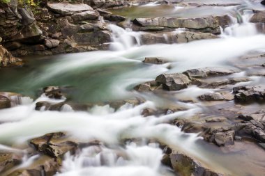 Şelale ve köprü Ukrayna, Jaremcha ile sonbahar dağ nehir manzarası