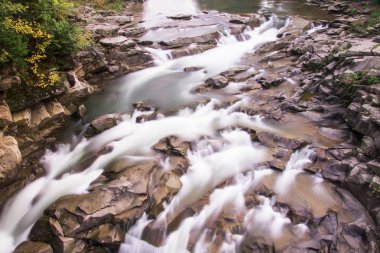 Şelale ve köprü Ukrayna, Jaremcha ile sonbahar dağ nehir manzarası
