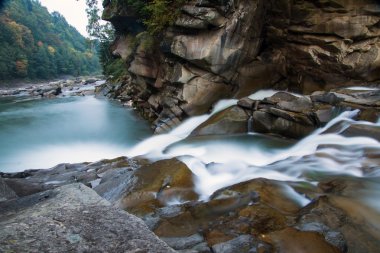 Şelale ve köprü Ukrayna, Jaremcha ile sonbahar dağ nehir manzarası