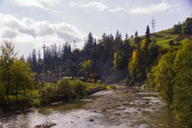 Şelale ve köprü Ukrayna, Jaremcha ile sonbahar dağ nehir manzarası