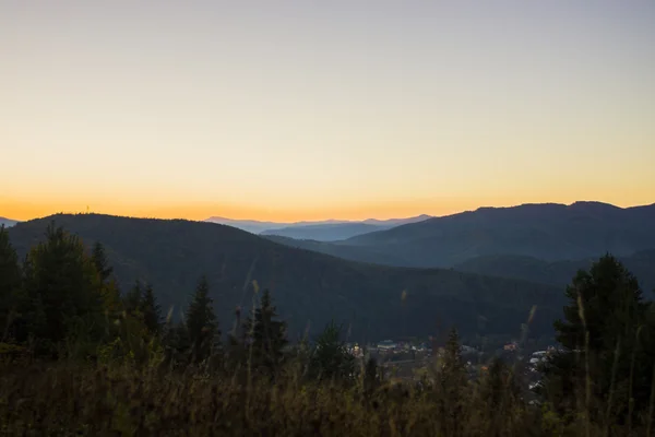 O contorno das montanhas antes do nascer do sol — Fotografia de Stock