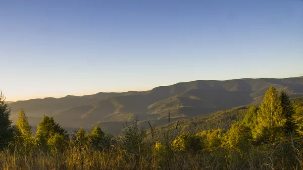 Otoño Vista de las montañas de los Cárpatos de Ucrania , — Foto de Stock