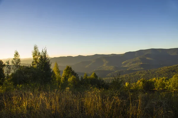 Otoño Vista de las montañas de los Cárpatos de Ucrania , — Foto de Stock