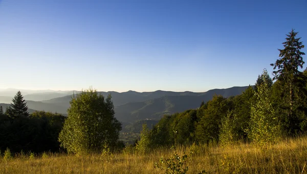 Otoño Vista de las montañas de los Cárpatos de Ucrania , — Foto de Stock