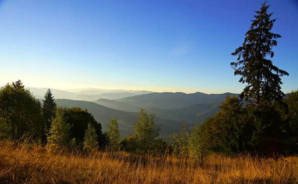 Herbst Blick auf die ukrainischen Karpaten, — Stockfoto