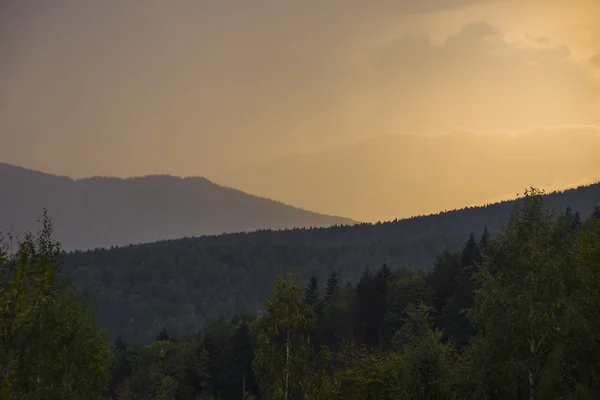 Otoño Vista de las montañas de los Cárpatos de Ucrania , — Foto de Stock