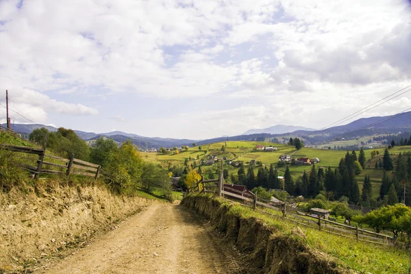 Herbst Blick auf die ukrainischen Karpaten, — Stockfoto