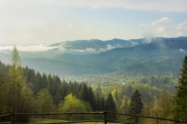 Herbst Blick auf die ukrainischen Karpaten, — Stockfoto