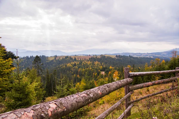 Otoño Vista de las montañas de los Cárpatos de Ucrania , — Foto de Stock