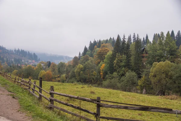 Herbst Blick auf die ukrainischen Karpaten, — Stockfoto