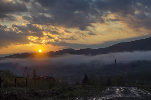 Daybreak in herfst Karpatische bergen rand van het dorp, Oekraïne. — Stockfoto