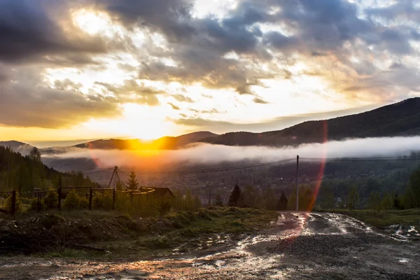 Daybreak sonbahar Karpat dağ köyü sınırı, Ukrayna. — Stok fotoğraf